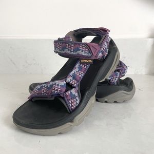 Teva women’s hurricane sandal with cushion 5.5 purple black pink